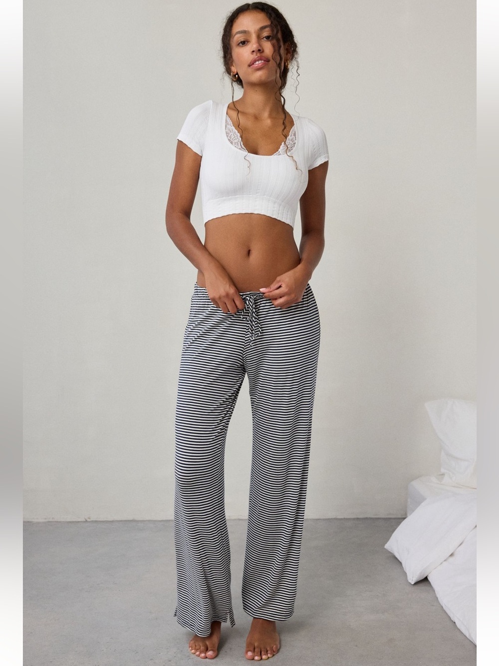 UO Out From Under Thalia Seamless Knit Lace
Trim Crop - White
